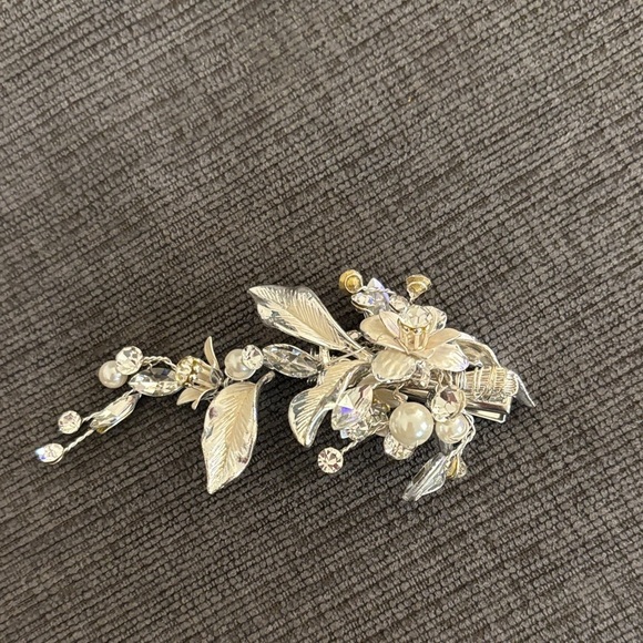 None Accessories - Elegant Silver Floral Hair Clip with Pearl Details